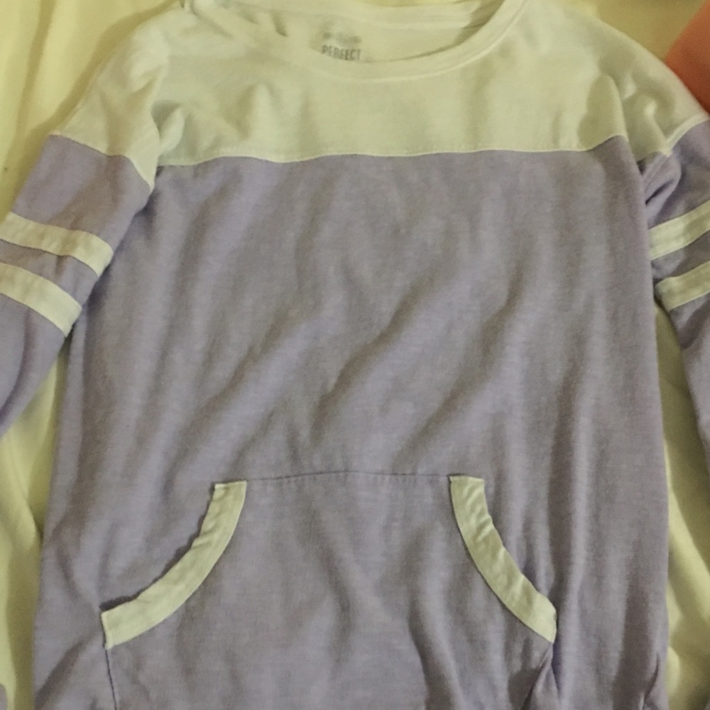 Girls’ long-sleeved tee with front pocket.